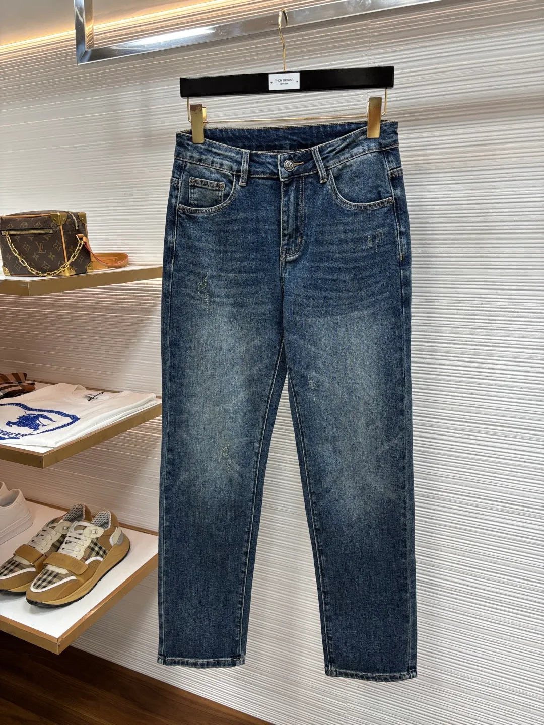 Valentino's latest jeans for spring 2026. Stress-free when entering and exiting the store. Best-selling models at the counter. Shared taste and value. Very comfortable to wear. Low-key yet luxurious. Very classy to wear. Needless to say the trousers style and cut. The upper body is exquisite and vivid. Really first-class and top-quality materials. Really palace-level casual pants, using Turkish cotton. The most famous denim fabric is produced. Quality. After heavy washing, the pants are very soft. Straight-leg version. Not picky, the upper body is absolutely stylish and extremely luxurious! Lb Size：29-38